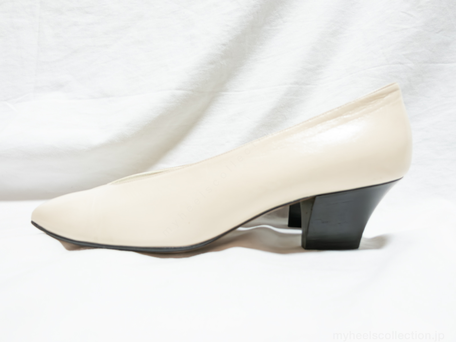 横シルエット｜履き口が低めで甲の許容が小さい（非着用・白背景）