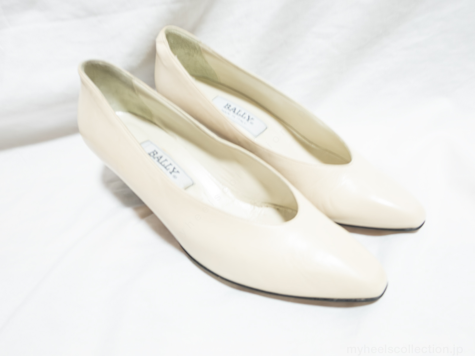 斜め俯瞰｜トゥ形状と履き口ラインの印象（非着用・白背景）