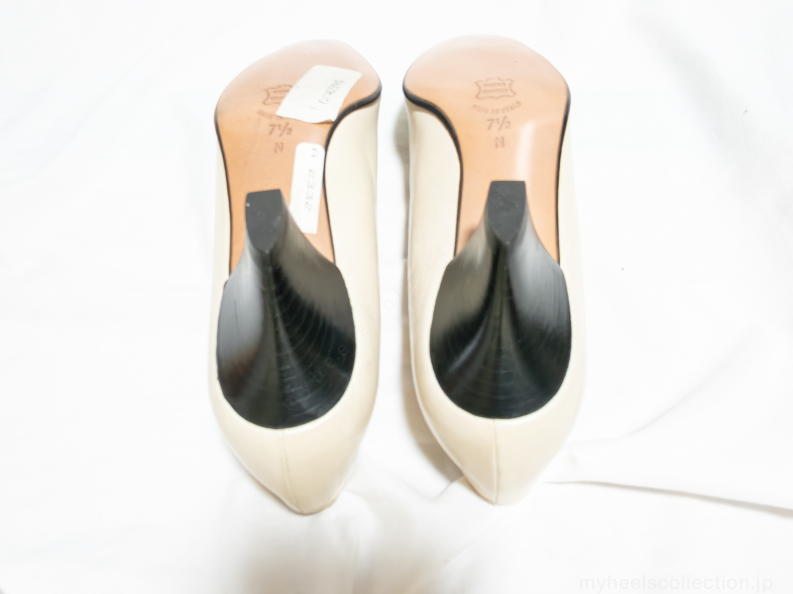 ソール観察｜未使用状態の確認と接地面の形状（非着用・白背景）