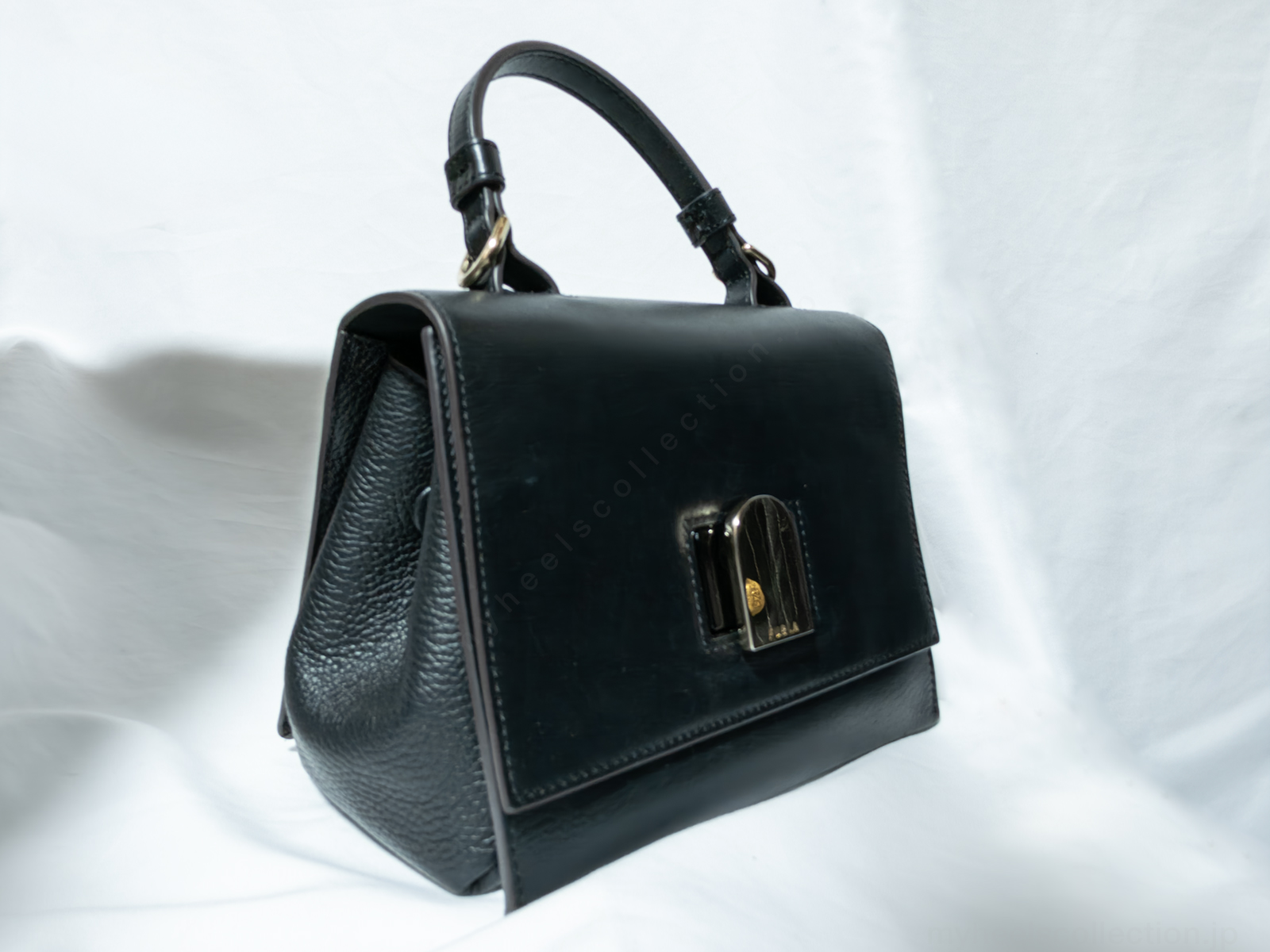 （非着用）FURLA EMMA MINI TOP HANDLE 素材アップ レザーの質感 白背景