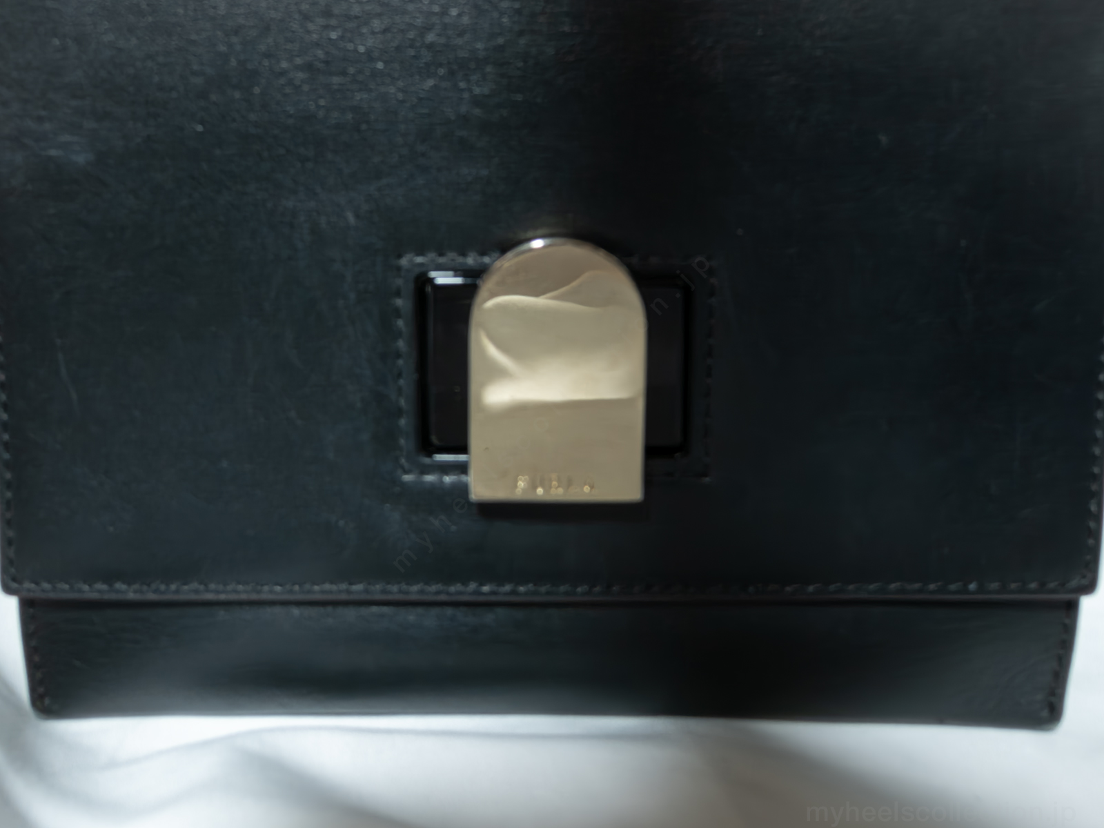 （非着用）FURLA EMMA MINI TOP HANDLE ターンロック金具 ロゴ刻印 白背景