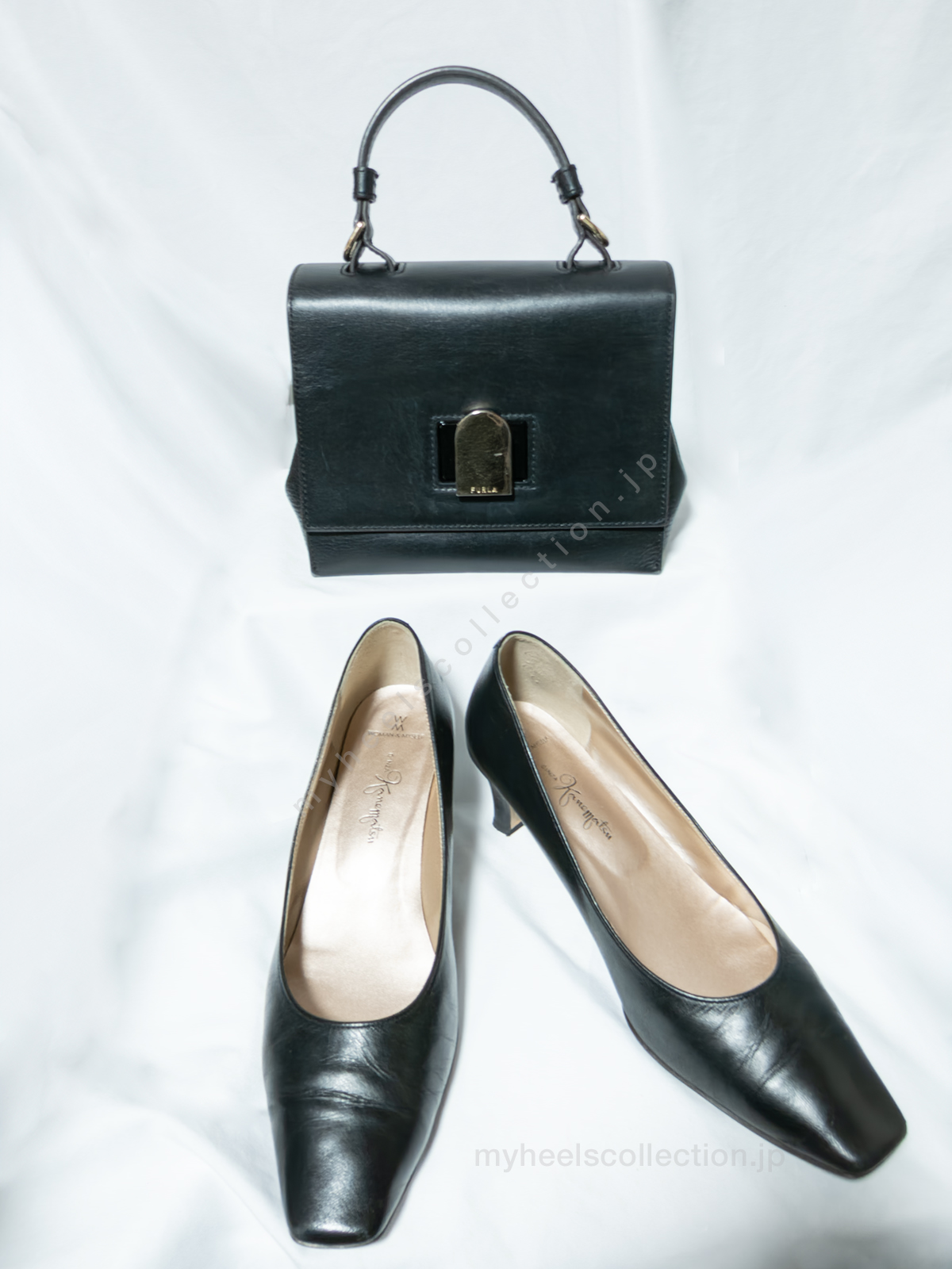 （非着用）FURLA EMMA MINI TOP HANDLE とブラックパンプスの配置写真 白背景