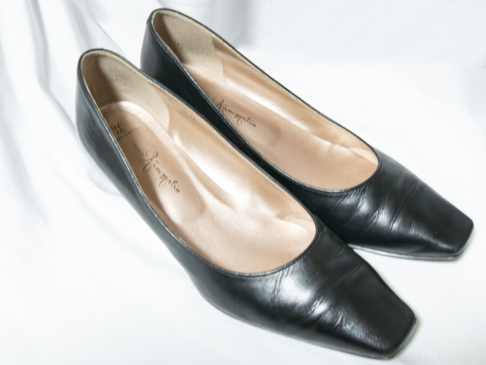 （非着用）銀座かねまつ RM-MW2456BS 黒パンプス 斜めビュー 立体感とトゥのライン