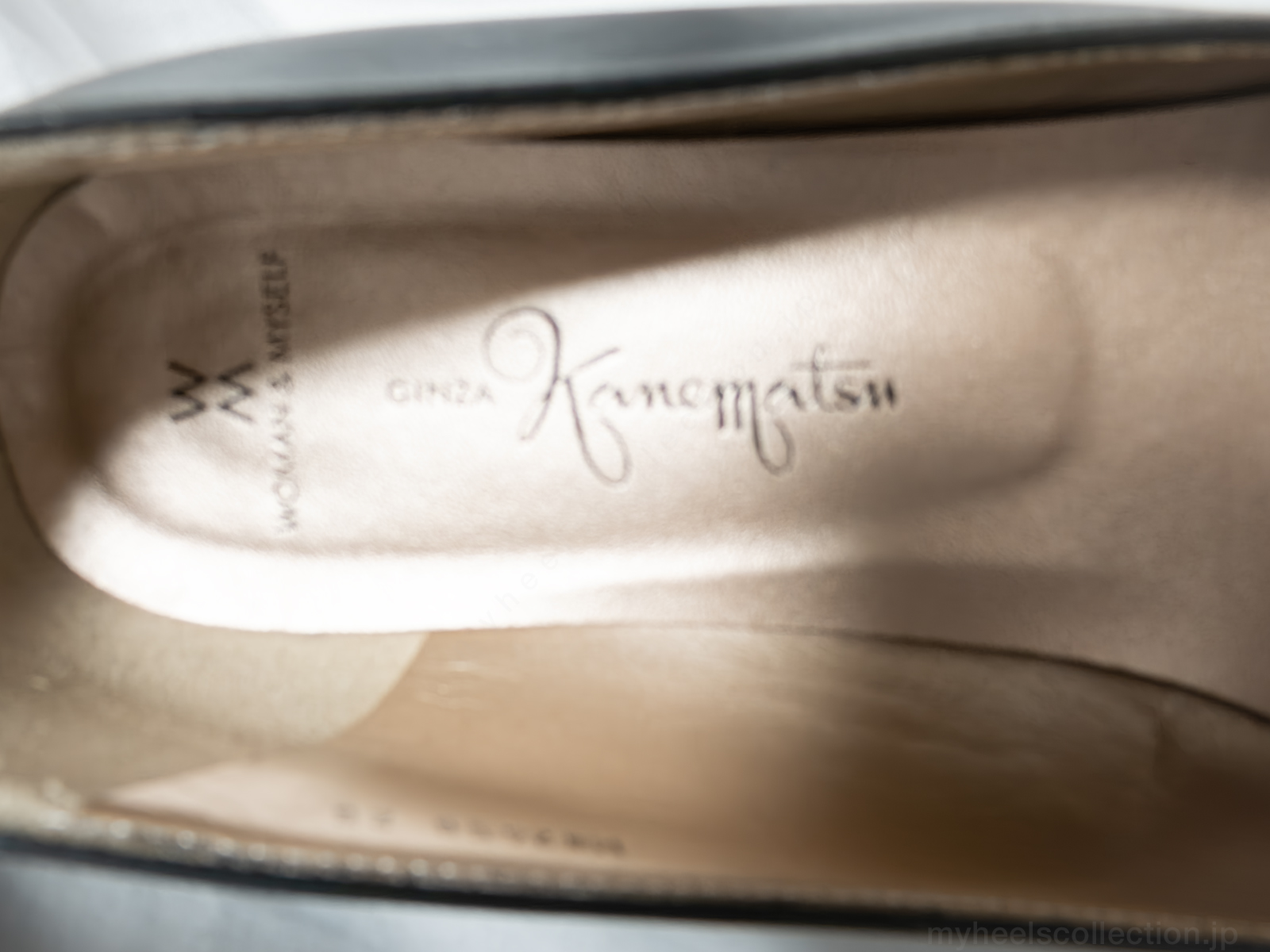 （非着用）銀座かねまつ RM-MW2456BS インソール ロゴ刻印が見えるディテール