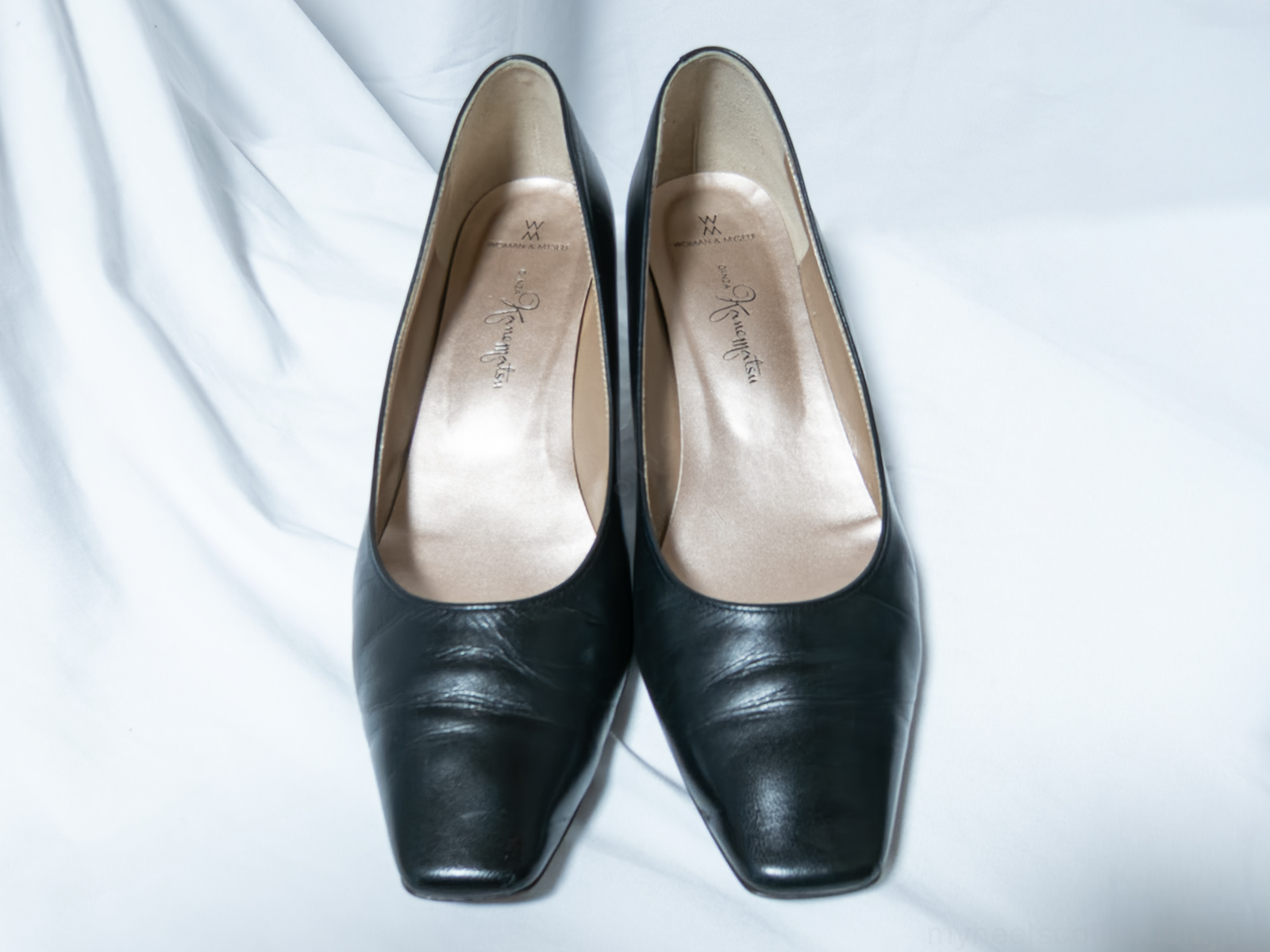 （非着用）銀座かねまつ RM-MW2456BS 黒スクエアトゥパンプス 5cmヒール 正面 全体 白背景