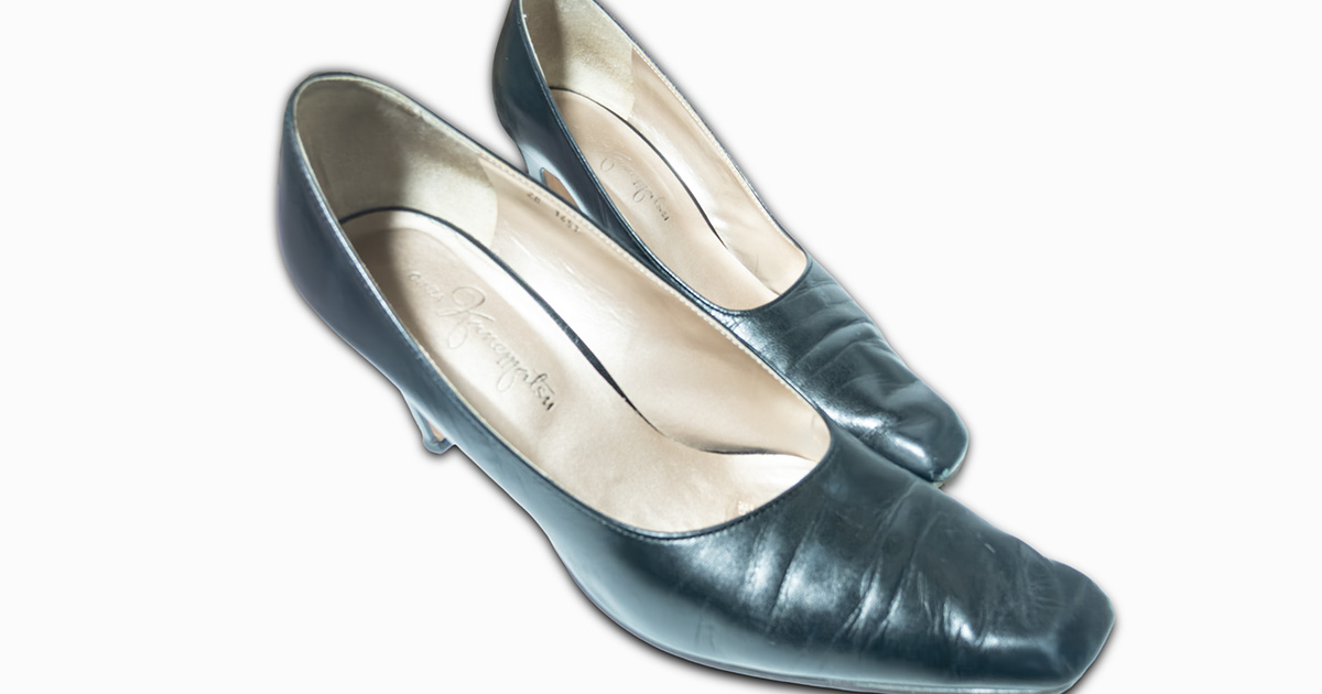 斜めラインを観察するパンプス｜銀座かねまつ RM-ZB2451BS（スクエアトゥ／8cmヒール）