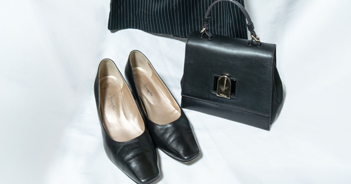 構築ラインが映える端正な佇まい｜ピンストライプWブレスト × スクエアトゥパンプス コーディネート