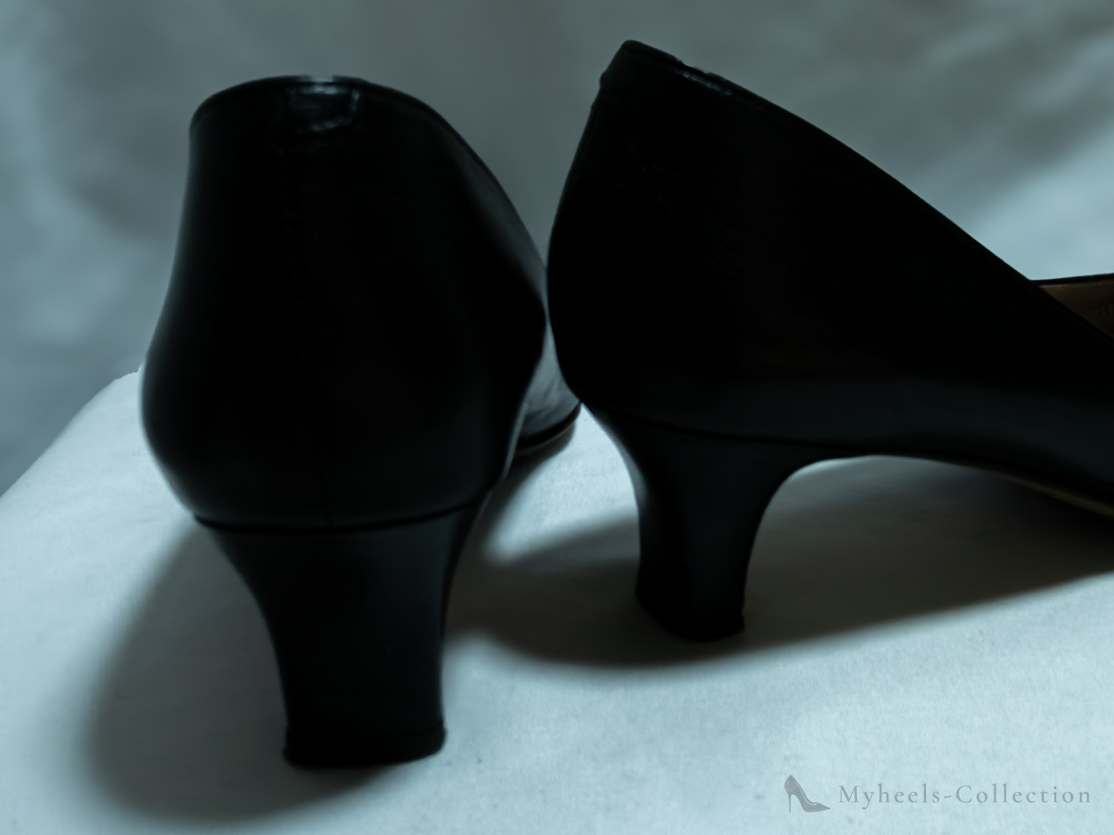 非着用 銀座かねまつ RM-MW2456BS 後方 ヒール中心軸 白背景