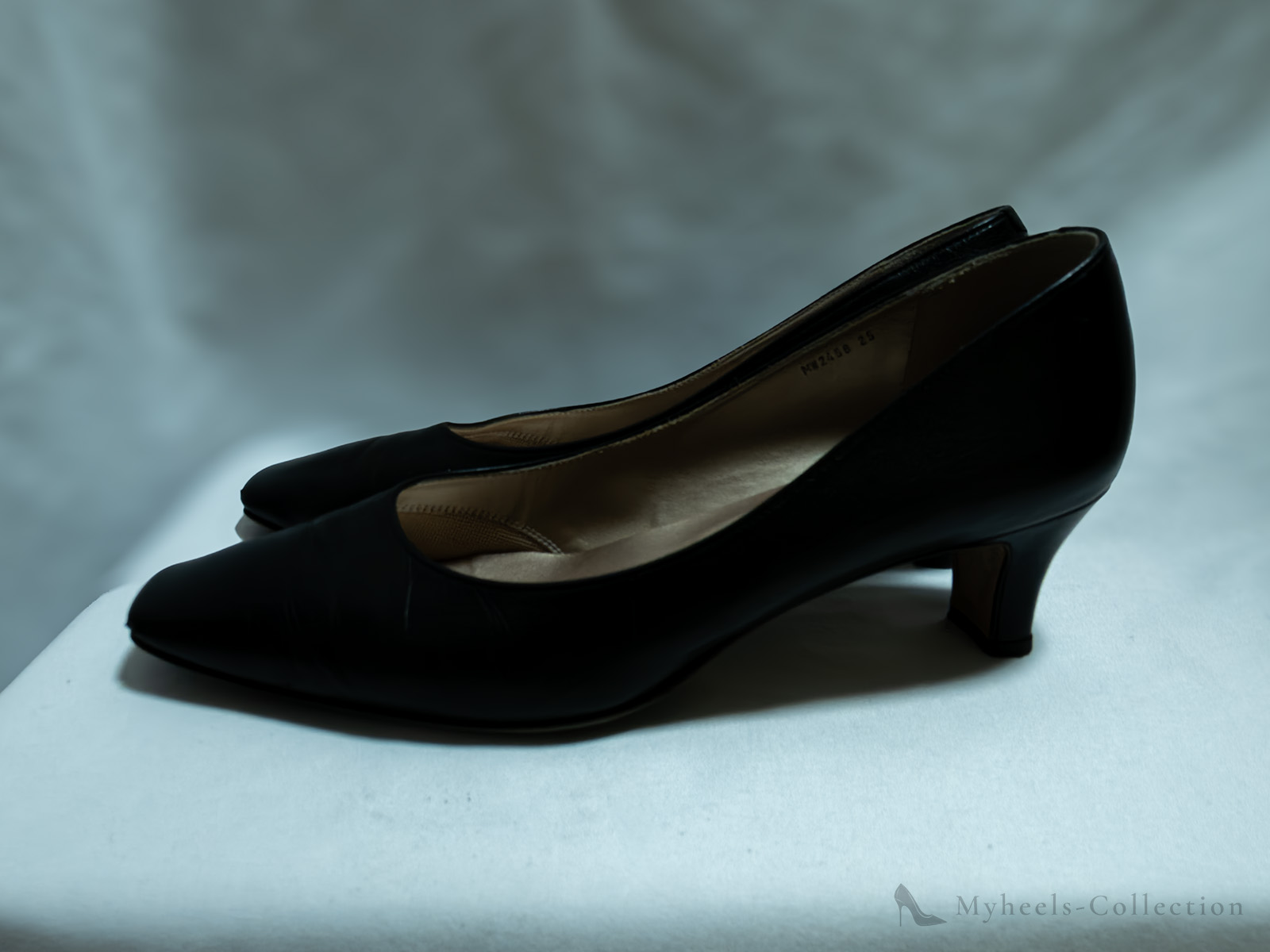 非着用 銀座かねまつ RM-MW2456BS 側面 シルエット 5cmヒール 白背景